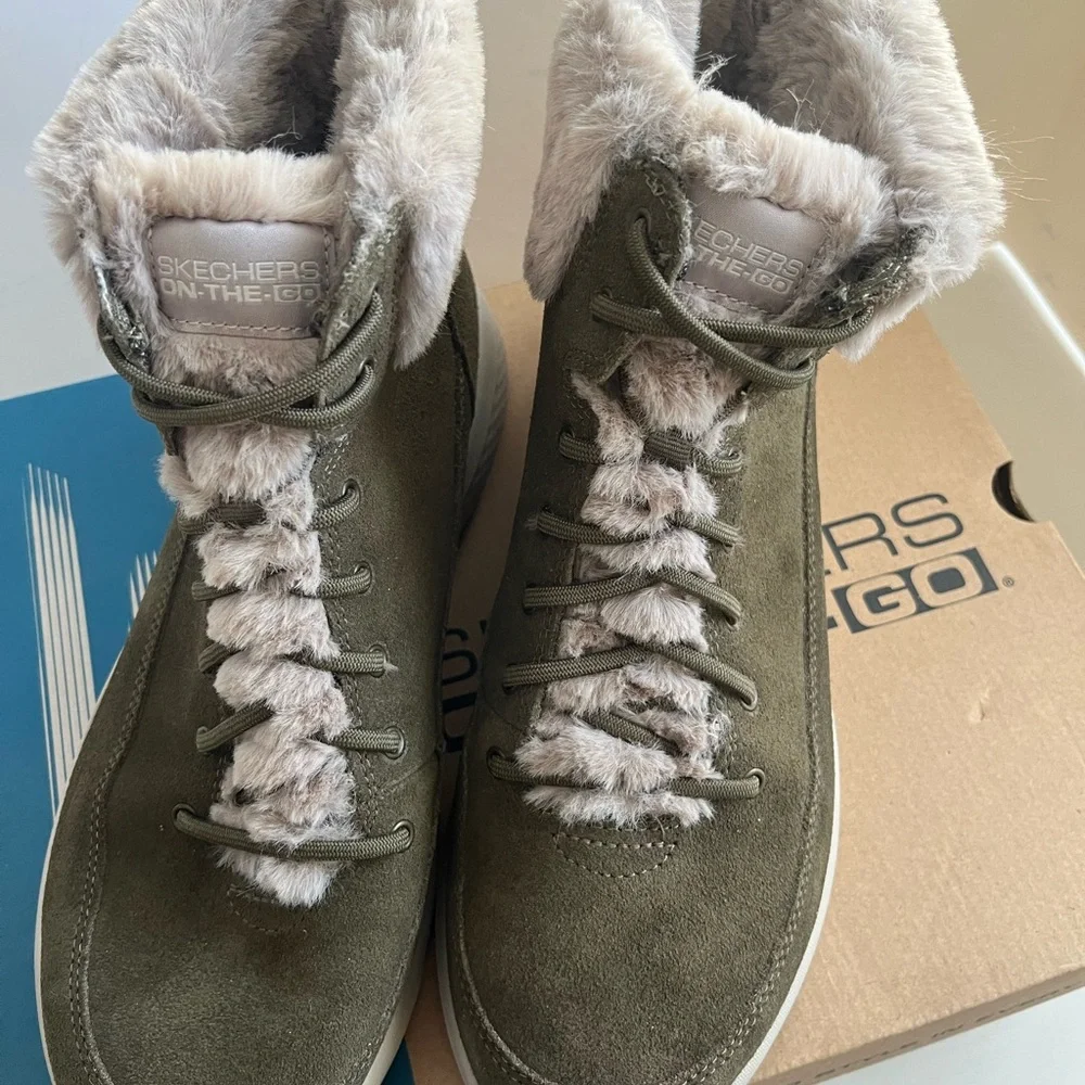 sketchers - Brand New in the original box on the go - olive size 9.5 - Picture 2 of 5